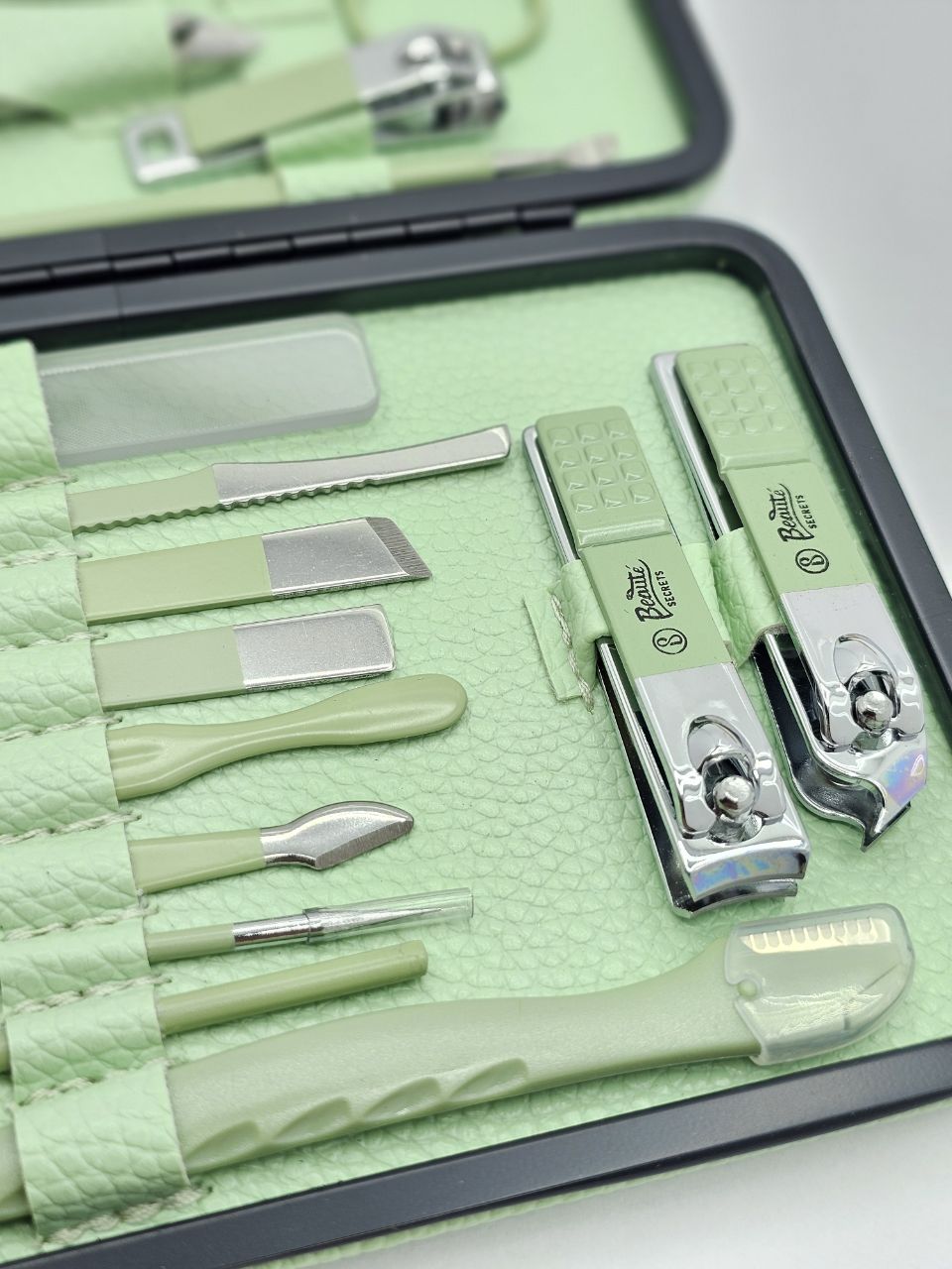 ست مانیکور ۱۸ تیکه چرم حرفه ای