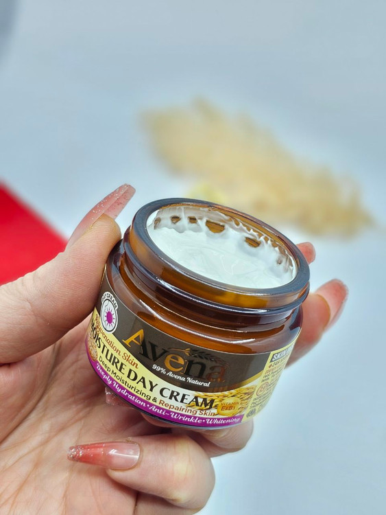 کرم روز روشن کننده پوست صورت آوینا