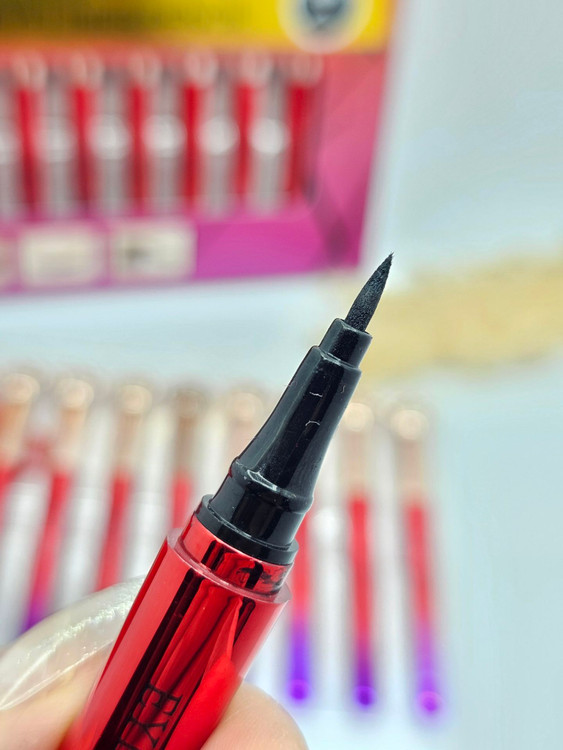 خط چشم ماژیکی پنجه گربه کایلی